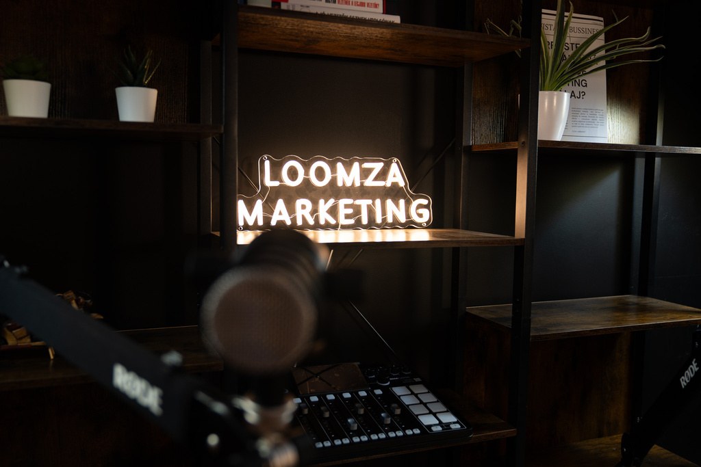 LOOMZA felirat és hangkeverő a stúdióban